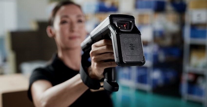 قارئ RFID يقوم بتحديد الأصول في المخزن